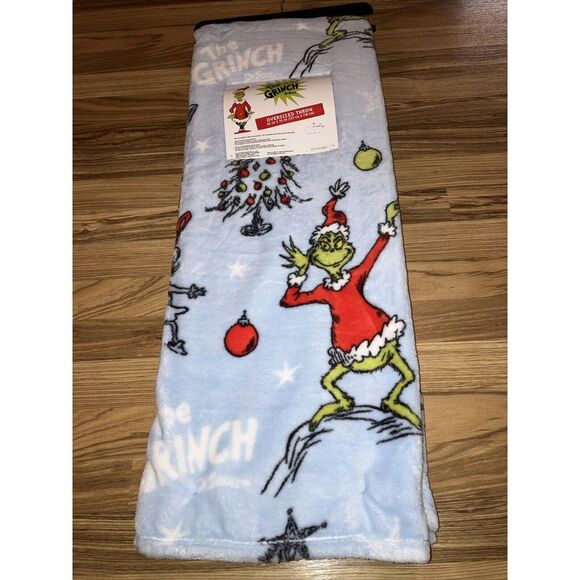 NEW The Grinch Christmas Oversized 50x70 Ultra Soft Throw Blanket - Picture 1 of 3